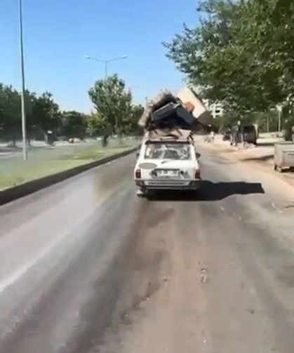 Aracının tavanına baza ve koltuk yükleyerek trafikte ilerledi