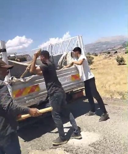Belediyeden umut kestiler! Bozulan yolu kendi imkanlarıyla yaptılar