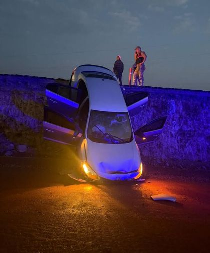 Bingöl'de otomobil yol çalışması alanına düştü: 2 yaralı