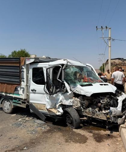 Cizre'de kamyonet ile dolmuş çarpıştı: 1'i çocuk 4 yaralı