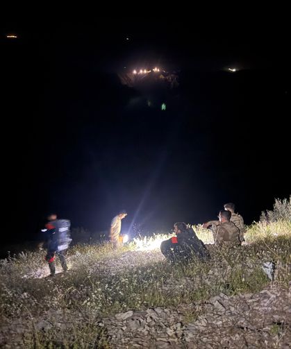 Dağda mahsur kalan 2 mühendis askeri helikopterle kurtarıldı