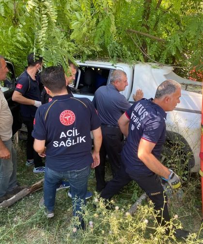 Muş'ta kamyonet şarampole devrildi: 2 yaralı