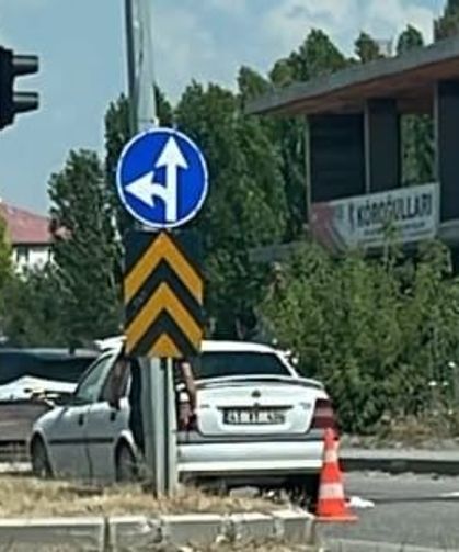 Muş'ta otomobil ile motosiklet çarpıştı: 3 yaralı