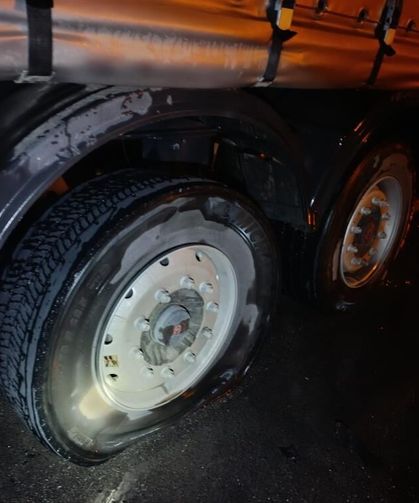 Van'da seyir halindeki tırın lastikleri alev aldı