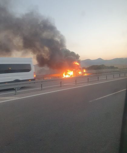 Muş kara yolunda seyir halindeki araç alev alev yandı