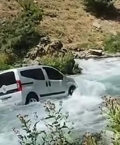 Bahçesaray'da el freni çekilmeyen kamyonet çaya uçtu
