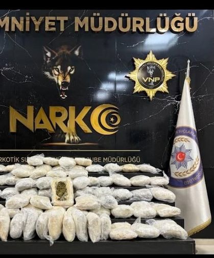 Başkale'de araç ve ikamete operasyon: Yüklü miktarda esrar bulundu