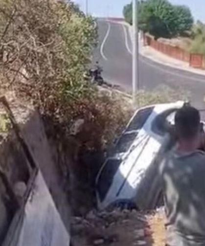 Batman'da kafa kafaya çarpıştılar, araç çukura düştü