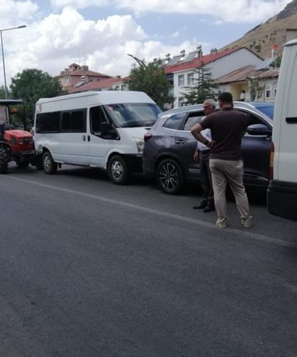 Bingöl'de otomobil, traktör ve minibüsler çarpıştı