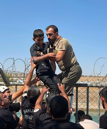 Boğulma tehlikesi geçiren çocukları valinin korumaları kurtardı