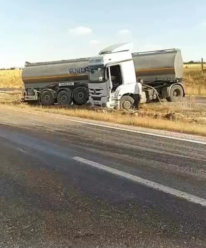 Siirt'te çakıllar nedeniyle kontrolden çıkan tır kaza yaptı