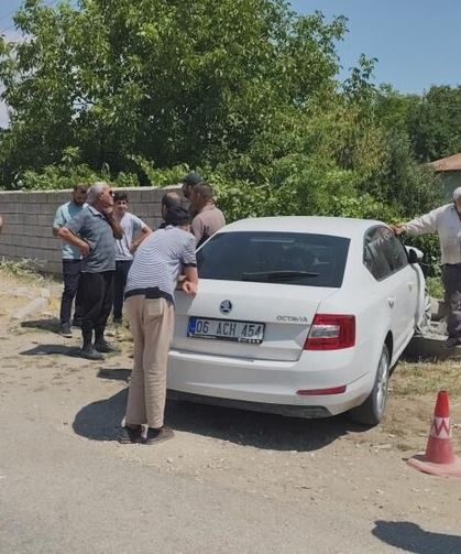 Van'da otomobil duvara çarptı: 2 kişi yaralandı