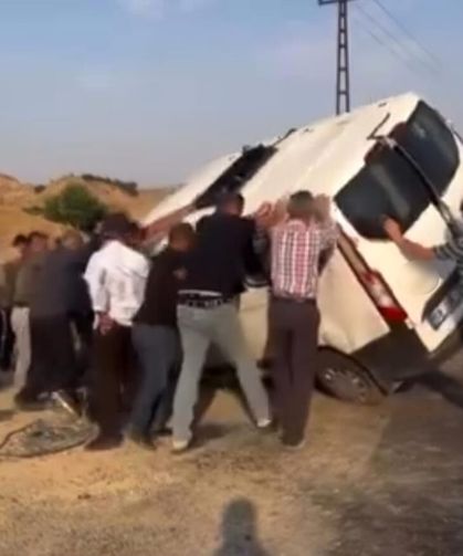 Yan yatan minibüsü vatandaşlar kaldırdı