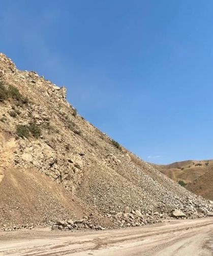 Yüksekova-Van karayolunda kaya düştü: Trafik bir süre durdu