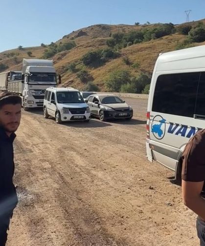 Yüksekova-Van yolunda uzun araç kuyruğu