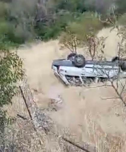 Sürücünün direksiyon hakimiyetini kaybettiği otomobil uçuruma yuvarlandı