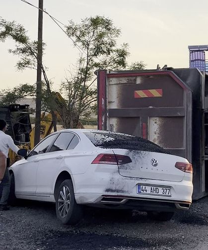 Asfalt yüklü kamyon yayaya çarptıktan sonra 2 araca çarptı