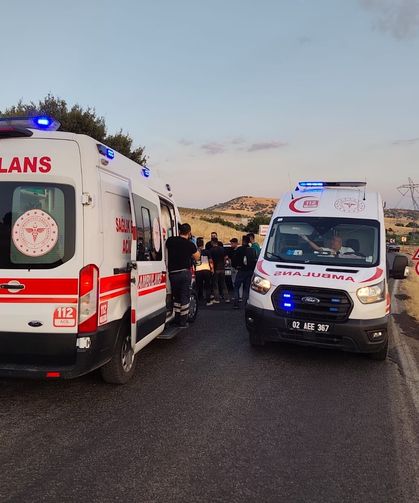 İki otomobil feci çarpıştı: 8 kişi yaralandı