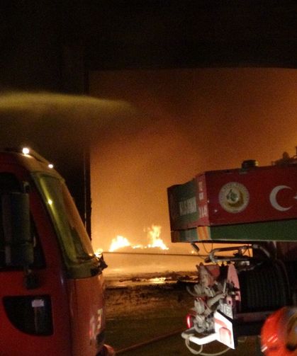Ambalaj fabrikasında yangın: 1 itfaiye eri yaralandı