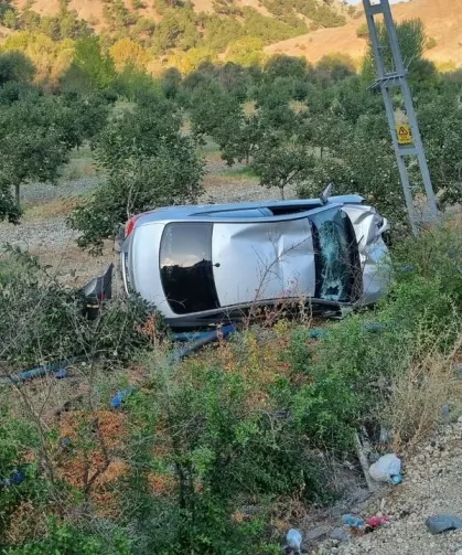 Kontrolden çıkan otomobil meyve bahçesine devrildi: 4 yaralı
