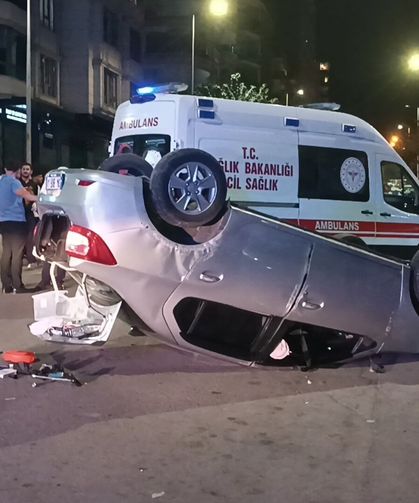 Otomobiller çarpıştı: Polis memuru yaralandı
