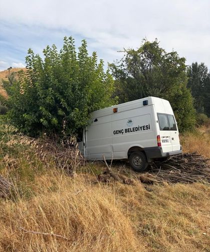 Bingöl'de belediye minibüsü ağaca çarptı: 3 yaralı