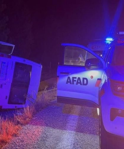 Erzincan'da bal yüklü minibüs devrildi: 3 yaralı