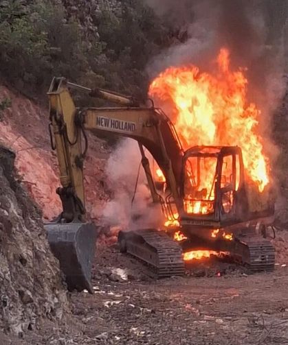 Erzurum'da iş makinesi alev topuna döndü