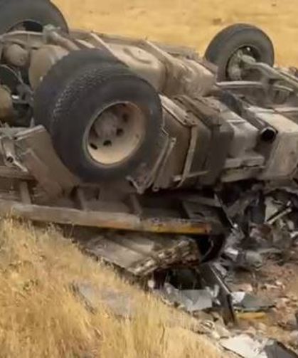 Hasankeyf yolunda TIR devrildi: Sürücü hayatını kaybetti