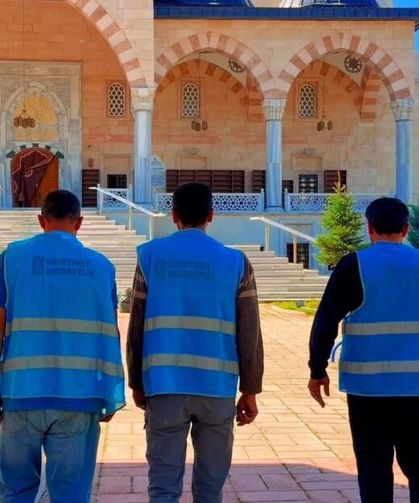 Patnos'ta camiler için örnek çalışma! Yükümlüler temizlik yaptı
