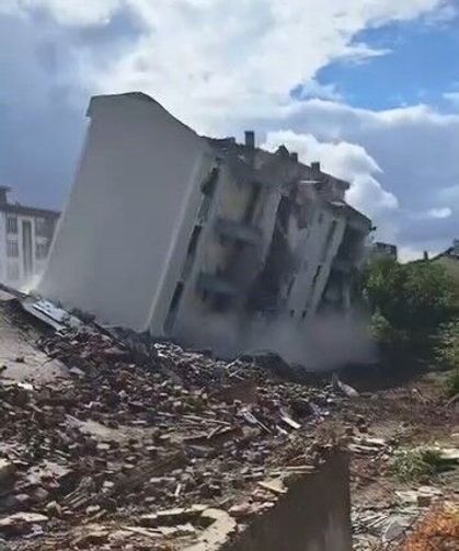 Ağır hasarlı bina saniyeler içinde yerle bir oldu