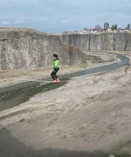 Ağrı'da 8 kilometrelik yürüyüşe 5 binden fazla kişi katıldı