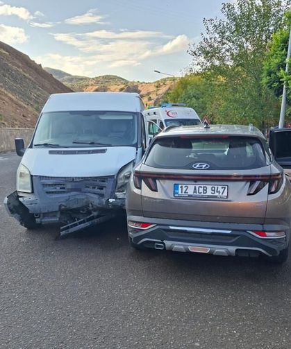 Bingöl'de otomobil ile minibüs çarpıştı: 3 yaralı