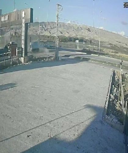Görüntüler ortaya çıktı! Biri ağır 3 yaralı! Çarpışma anı kamerada