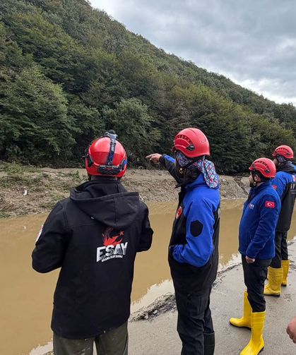 İstanbul'da dere taştı, otomobil sürüklendi: 2 kişi kayıp
