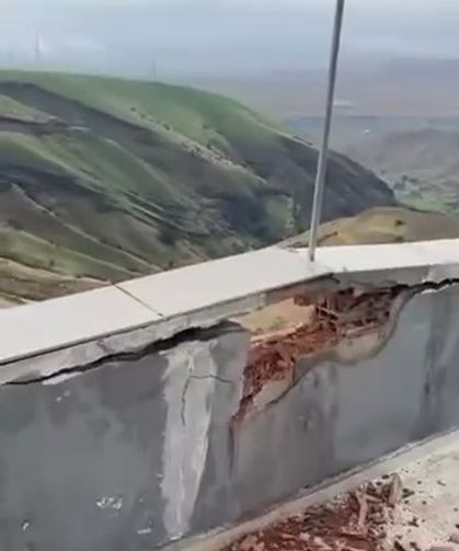 Siirt'te sağanak ve dolu etkili oldu: Yıldırım binaya isabet etti