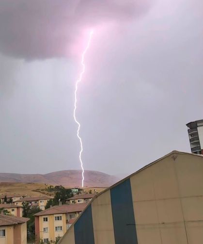 Siirt'te yıldırımın tarlaya düştüğü anlar kamerada