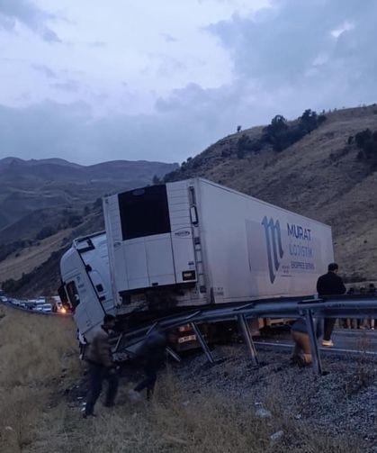 Yüksekova-Van yolunda ulaşım durdu! Tır 4 saat sonra kaldırıldı