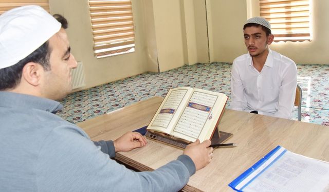 Ahlat'ta Lise öğrencisinin Büyük Başarısı: 2 Ayda Hafız Oldu