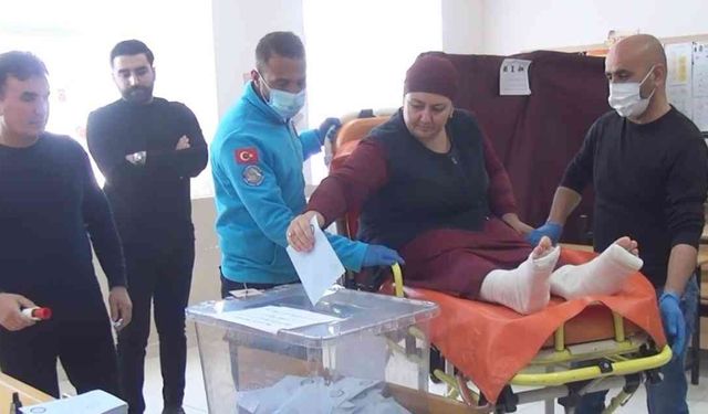 Bitlis’te Evde Sağlık Hizmetleri, Yatağa Bağımlı Hastaları Sedye İle Sandığa Taşıdı