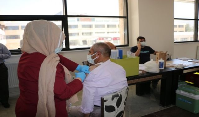 Bitlis Belediyesi Personellerine Covid-19 Aşısı Yapıldı