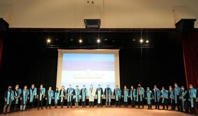 Bitlis Eren Üniversitesinde Akademik Cübbe Giyme Töreni Düzenlendi