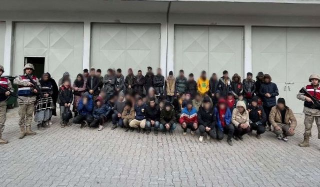 Bitlis’te bir minibüste 60 düzensiz göçmen yakalandı