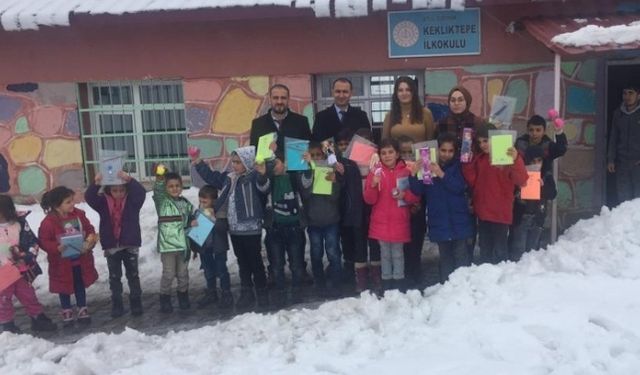 Güroymak'taki köy okullarına oyuncak ve kırtasiye yardımı