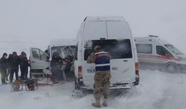 Hizan'da minibüsler kafa kafaya çarpıştı 17 yaralı