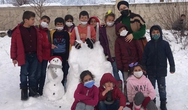 Özkavak Köyü İlk ve Ortaokulunda kardan sanat etkinliği