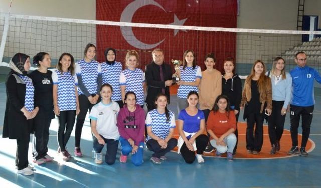 Tatvan bayan voleybol takımı Bitlis il birincisi oldu