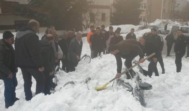 Tatvan'da çatıdan düşen kar kütlesi otomobile zarar verdi