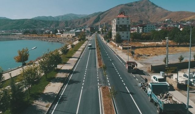 Tatvan’da yol asfalt çalışmaları devam ediyor