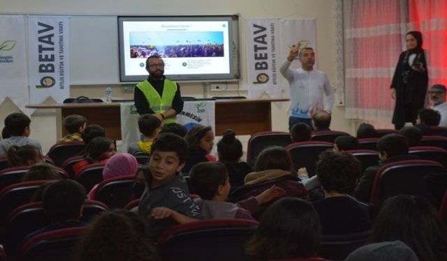 Vangölü Aktivistleri Tatvan’daki okullarda seminer düzenledi